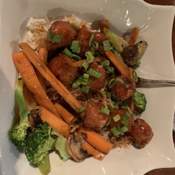 Restaurant de l'Auberge du Marchand - General Tao Haddock nuggets with veggies. - Bistros Near Me - Maria, Quebec Restaurant de l'Auberge du Marchand - General Tao Haddock nuggets with veggies. - Bistros Near Me - Maria, Quebec