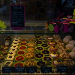 Maison Charrié - Quelques pâtisseries en vitrine