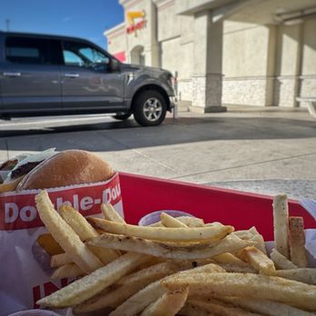 In-N-Out Burger - Outside seating - Burgers Near Me - Lone Tree, Colorado