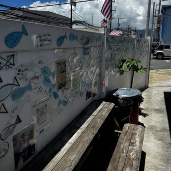 Lei Lei's Bistro - Waiting area - Food Trucks Near Me - Honolulu, Hawaii