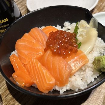 Chiba-Ken Restaurant - Salmon and salmon roe rice bowl - Sushi Bars Near Me - Honolulu, Hawaii