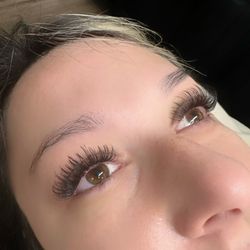 Divine Beauty Bar - Wispy Mega Volume Eyelash Extensions