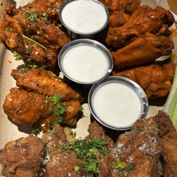 Twin Peaks - Garlic Parm, pineapple habanero, and classic buffalo - Sports Bars Near Me - Jacksonville, Florida Twin Peaks - Garlic Parm, pineapple habanero, and classic buffalo - Sports Bars Near Me - Jacksonville, Florida