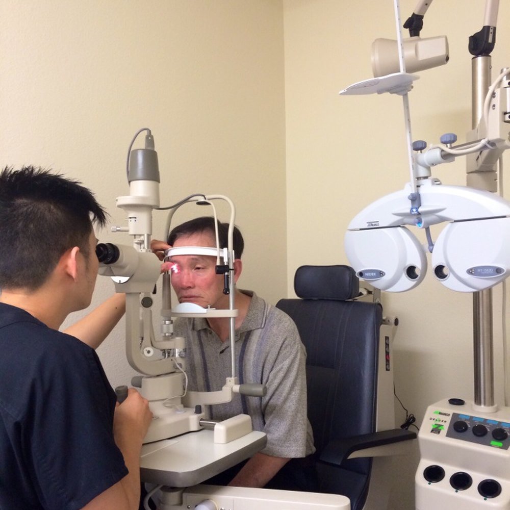 Dr. Tran conducting a comprehensive diabetic eye exam Dr. Tran conducting a comprehensive diabetic eye exam