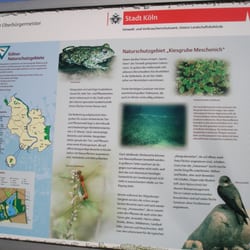 Naturschutzgebiet Meschenich - Diese Schilder stehen an allen Naturschutzgebieten Kölns (die Scheiben sind, wie hier, meistens zerstört)
