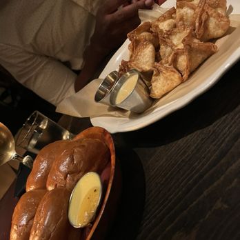Trivoli Tavern - Crab raggon and the rolls - American Near Me - Chicago, Illinois