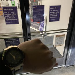 Store with closed sign 5 minutes before closing Store with closed sign 5 minutes before closing