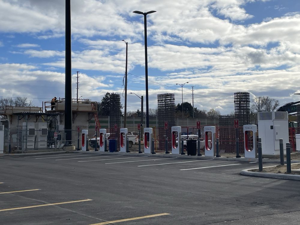 APPLEWOOD PLAZA Updated September 2024 1077 N Service Rd, Applewood