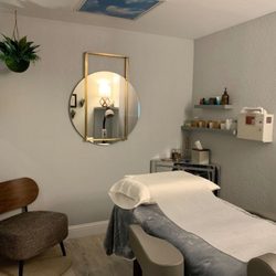 Silver Streak Acupuncture - Fully appointed treatment room