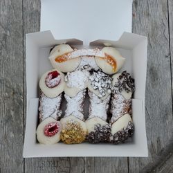 tony cannoli - Chocolate chip, raspberry, pistachio and orange. Choco chip and orange my favorites!