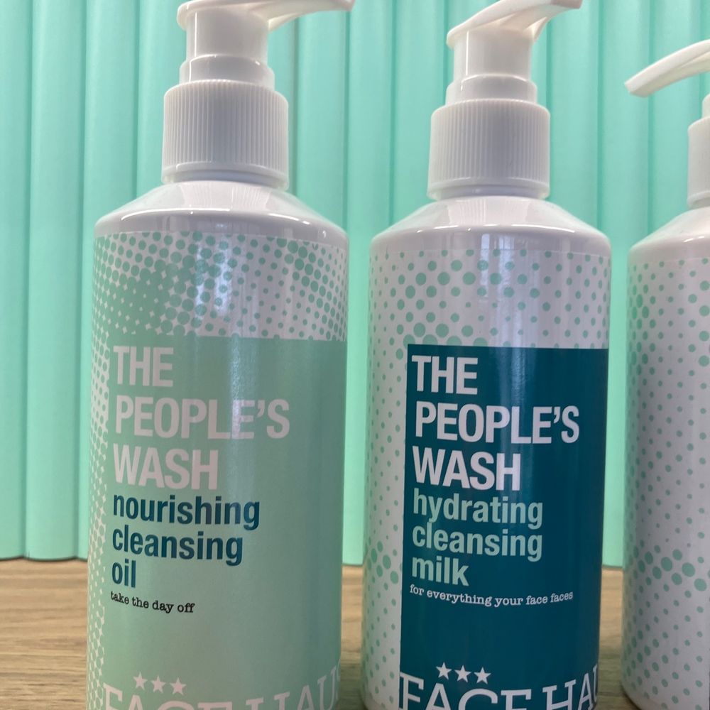 Double cleanse system - gets ALL the makeup off!! Double cleanse system - gets ALL the makeup off!!