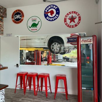 Motoro Cars - Lobby - Oil Change Stations Near Me - Miami, Florida Motoro Cars - Lobby - Oil Change Stations Near Me - Miami, Florida