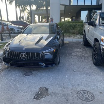 4Ever Young Med Spa & Wellness Center - Aventura - Parking in the yellow zone. See concrete slab colors are different in the back. - Medical Spas Near Me - Aventura, Florida