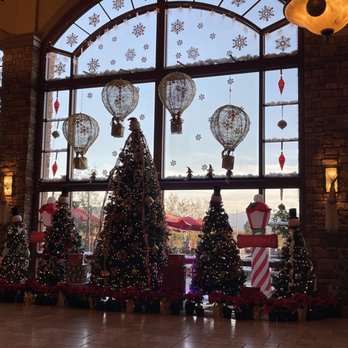 Monte De Oro Winery - Gorgeous Christmas display - Wineries Near Me - Temecula, California Monte De Oro Winery - Gorgeous Christmas display - Wineries Near Me - Temecula, California