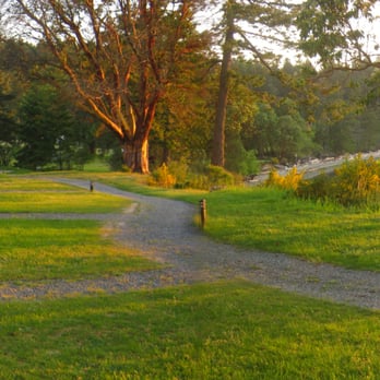 Mayne Island Resort - Pathway infront of the beachfront cottages.... - Resorts Near Me - Mayne Island, British Columbia