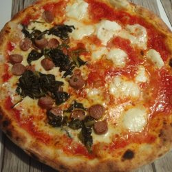 Bocachica - Pizza Doppio Gusto: metà pomodoro e mozzarella di bufala e metà pomodoro, mozzarella, salsiccia e friarielli