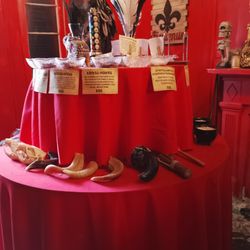 The Voodoo Bone Lady Tours - Shop innen