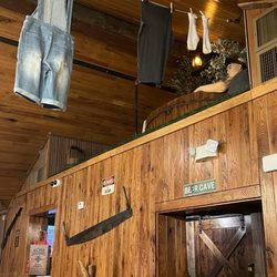 HillBilly's Grub N Pub - The decor is perfect!