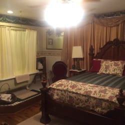 White House Inn Bed & Breakfast - The Green Room is a great stay!