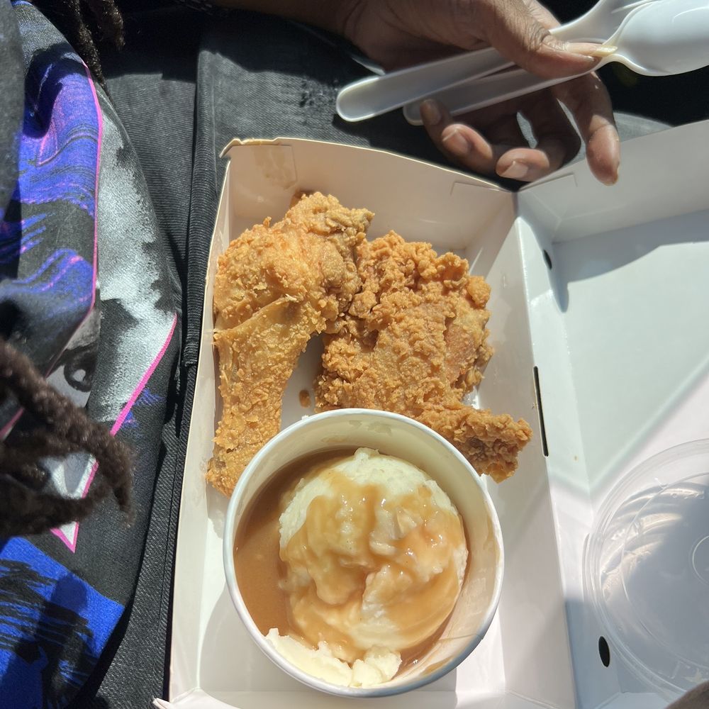 Jollibee - 2pc jolly combo with mashed potatoes - Fast Food Near Me - Chicago, Illinois