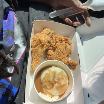 Jollibee - 2pc jolly combo with mashed potatoes - Fast Food Near Me - Chicago, Illinois Jollibee - 2pc jolly combo with mashed potatoes - Fast Food Near Me - Chicago, Illinois