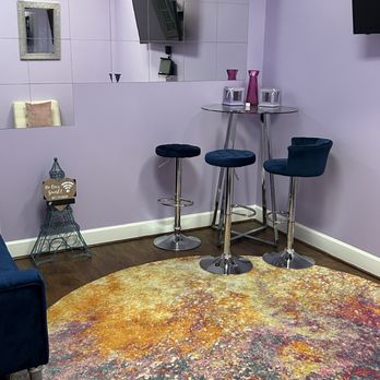 Rosemond Vineyards - a room with purple walls and a colorful rug - Wine Tasting Room Near Me - Fredericksburg, Virginia