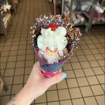 Baskin-Robbins - Sundae in a cone - Ice Cream & Frozen Yogurt Near Me - Orlando, Florida Baskin-Robbins - Sundae in a cone - Ice Cream & Frozen Yogurt Near Me - Orlando, Florida