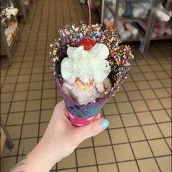 Baskin-Robbins - Sundae in a cone