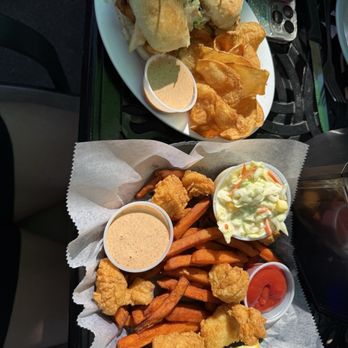 Paradise Grill - Mahi sliders and grouper basket with sweet potatoes fries - New American Near Me - Nokomis, Florida