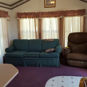 Nemo Bridge Resort - Living room of cabin with fold out full bed - Hotels Near Me - Pittsburg, Missouri