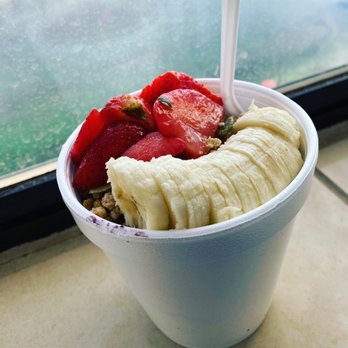 Red Mango - Laughlin - I got the berry açaí bowl. I asked for no banana on top, because I am allergic to them. As you can see, my request was not heard. - Juice Bars & Smoothies Near Me - Laughlin, Nevada