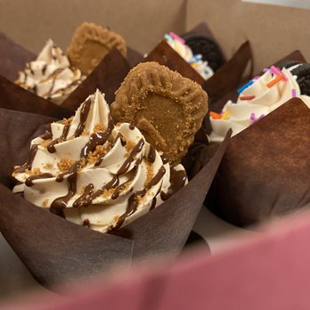 Rosa Bakes - Carnation cupcake and gladiolus poppy cupcake - Cupcakes Near Me Rosa Bakes - Carnation cupcake and gladiolus poppy cupcake - Cupcakes Near Me