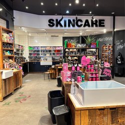 Lush - The entrance