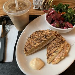 Café Le Spot - Smoked salmon sandwich with the kale and beet salad