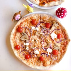 Kotipizza - Fiberpizza med svamp (burksvamp!), rödlök och körsbärstomat och vitlökssås, gott! maj 2015