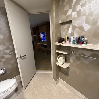 Hilton Washington DC Capitol Hill - King room bathroom - Hotels Near Me - Washington Dc, District of Columbia