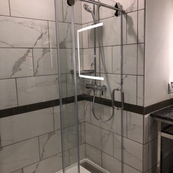 The Current Iowa - Shower - Hotels Near Me - Davenport, Iowa