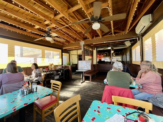 Dots Back Inn by null