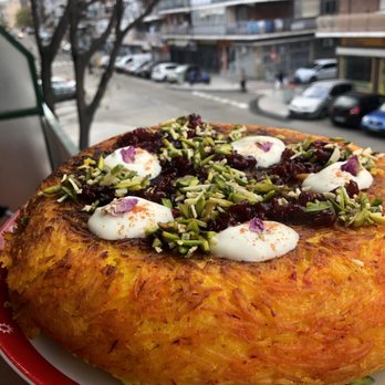 Comida Persa Shahla - Arroz especial con yogurt y huevo azafrán crujiente con pistacho y almendras y zereshk - Persian/Iranian Near Me - Madrid, M