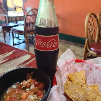 La Esmeralda - Chips, salsa & coke - Mexican Near Me - Polo, Illinois