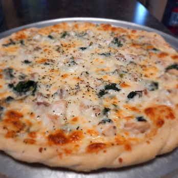 Windsor Pizza Parlor - Chicken alfredo pizza with creamy alfredo sauce, spinach, and shredded chicken, on our standard thin crust - Pizza Near Me - Loves Park, Illinois Windsor Pizza Parlor - Chicken alfredo pizza with creamy alfredo sauce, spinach, and shredded chicken, on our standard thin crust - Pizza Near Me - Loves Park, Illinois