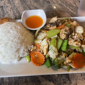Bahn Thai - Lunch special 1 veggies with chicken - Thai Near Me - Charlotte, North Carolina