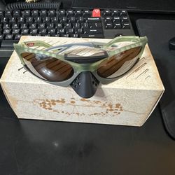 Oakley Store - Oakley Plantaris in Tungsten/Fern