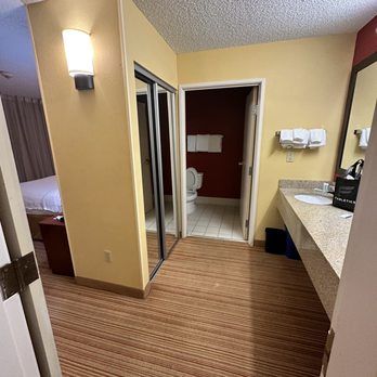 Courtyard by Marriott Shreveport Airport - Corridor to bathroom and bedroom - Hotels Near Me - Shreveport, Louisiana