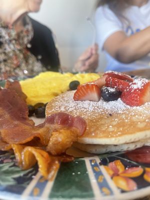 Lola’s Kitchen by null