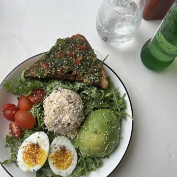 Novela Cafe Social - Tuna, Avocado, Poached Egg Salad - Breakfast & Brunch Near Me - Miami, Florida