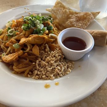 Chanpen Thai Cuisine - Chicken Pad Thai lunch special - Thai Near Me - Phoenix, Arizona Chanpen Thai Cuisine - Chicken Pad Thai lunch special - Thai Near Me - Phoenix, Arizona