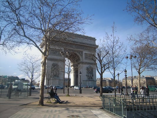Arc de Triomphe by null
