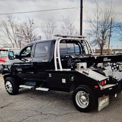 Bronco's Towing - chilling