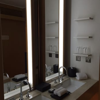 奕居 - Double sinks with counter to ceiling mirrors. - Hotels Near Me - Hong Kong, HK